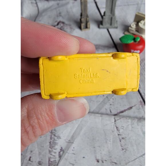 Safari Ltd New York City Toob Miniature Toy Figurine Set for Kids Incomplete - Picture 4 of 5